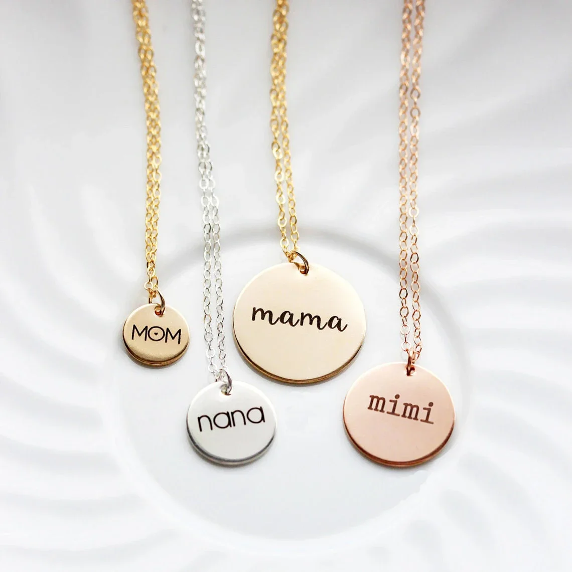 Op maat gegraveerde namen Datu - Birth Flower Necklace recensie en prijs